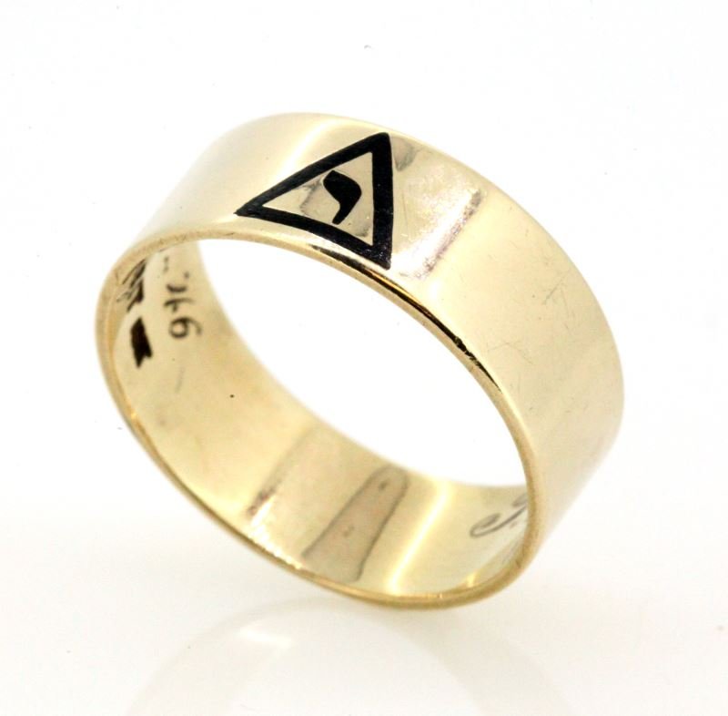 MENS 10KT YELLOW GOLD 14TH DEGREE MASONIC RING: In very good condition, 10kt yellow gold 8mm wide band, with Masonic symbol "Yod" within triangle, black enameling. In Symbolic Freemasonry, the yod has been replaced by the Letter "G". The Yod is enc