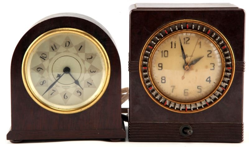 LOT OF TWO VINTAGE CLOCKS: SANGAMO, GE TIMER: A pair of vintage timepieces: one Sangamo electric mantle clock, and one General Electric household timer. The Sangamo clock is missing a power cord, and the General Electric timer buzzes when plugged