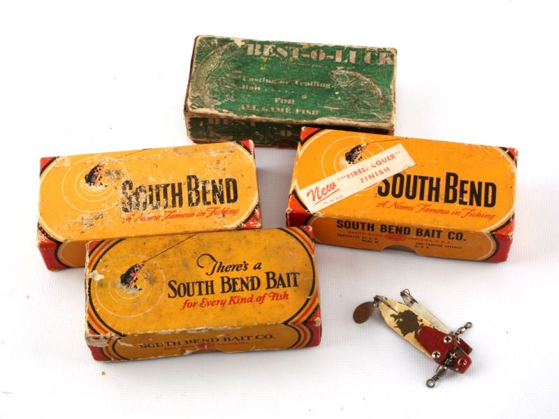 4 LURE BOXES & 6 LURES SOUTH BEND BEST-O-LUCK: One green Best-O-Luck lure box with lure. Three South Bend boxes with lures. Two other South Bend lures.