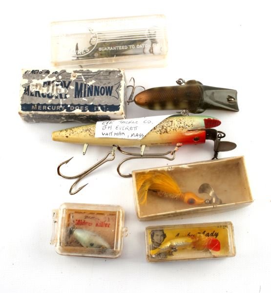 5 VINTAGE LURE BOXES W LURES & 1 OTHER LURE: Five vintage lure boxes with lures: One Mercury Minnow box with lure, one Oyster box with lure, one Whopper Stopper box with lure, one Lucky Lady box with lure, and one Plastic box with lure. One othe