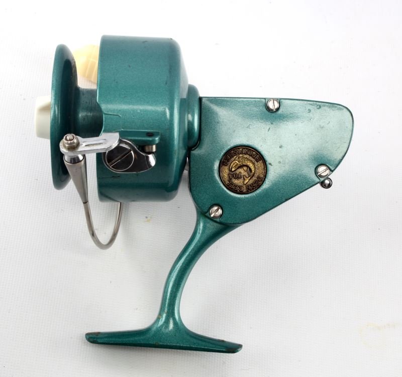 VINTAGE UNUSED PENN 704 FISHING REEL WITH BOX: With box and instructions, appears as new, it may have had some line on it at one time.