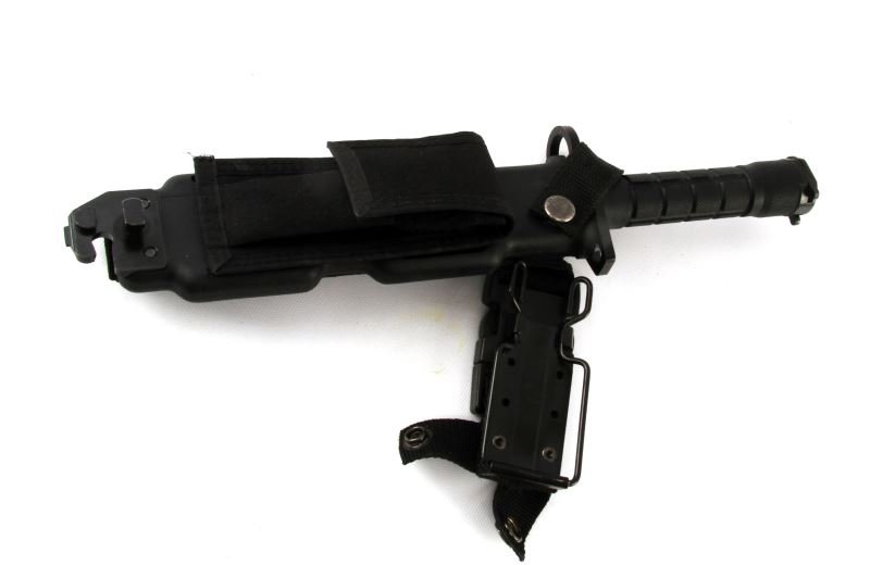 SMITH & WESSON SPECIAL OPS M-9 FIGHTING KNIFE: Appears new with sheath.