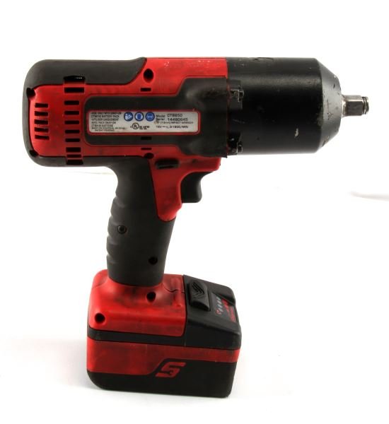 SNAP ON CT8850 CORDLESS IMPACT WRENCH WITH BATTERY: 18 volt 1/2" Drive Cordless Impact Wrench. Model CT8850. In very good working condition with some cosmetic signs of use.