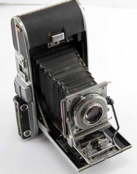 POLAROID LAND CAMERA PATHFINDER MODEL 110: Vintage Polaroid Pathfinder model 110. Large format camera. Very good cosmetic condition. Camera is untested, however the bellows and lens appear to be clean and free from damage.