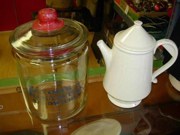ANTIQUE TOMS PEANUT BUTTER SANDWICHES JAR MCCOY: ANTIQUE TOMS PEANUT BUTTER SANDWICHES JAR MCCOY COFFEE POT BEAUTIFUL OLD GLASS TOM'S PEANUT BUTTER SANDWICHES JAR W ORIGINAL KNOBBED LID 13 1/2"H IN EXCELLENT CONDITION AND MCCOY IVORY SPECKLED HIGH G