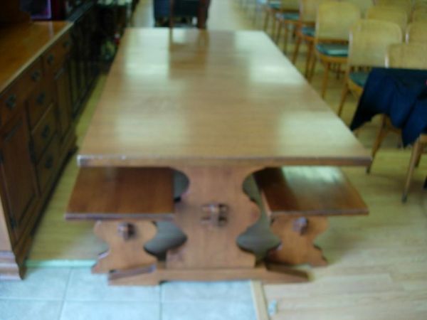 TELL CITY CHAIR CO. SOLID ROCK MAPLE PICNIC TABL: TELL CITY CHAIR CO. SOLID ROCK MAPLE PICNIC TABLE BENCH STYLE DINING TABLE W CARVED LEGS AND STRETCHER IN GOOD CONDITION 30"H 72"L 35"W MATCHES 154