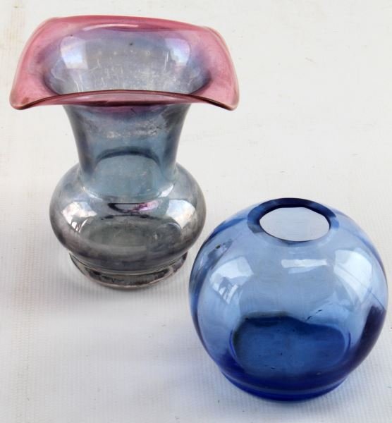2 ART GLASS VASE LOT FROM DUPONT EPPING FOREST: These pieces would have been part of the Ball dU Pont household in Jacksonville, Florida. Small hand blown vases two and three inches in height and very good damage free condition.