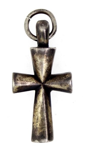VINTAGE STERLING CROSS BY JAMES AVERY: 40mm tall, 20mm wide, designed by James Avery, cross in sterling silver, chain not included, in very good condition. 20 grams.