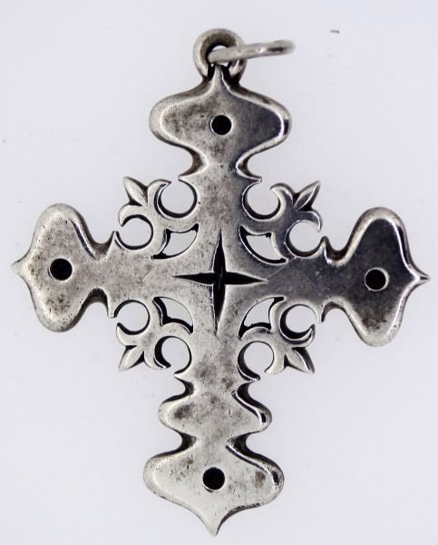 VINTAGE STERLING CROSS DESIGNED BY JAMES AVERY: Larger piece, 58mm tall, 48mm wide, sterling silver, very unique design by James Avery, in very good condition. Chain not included. 27 grams.