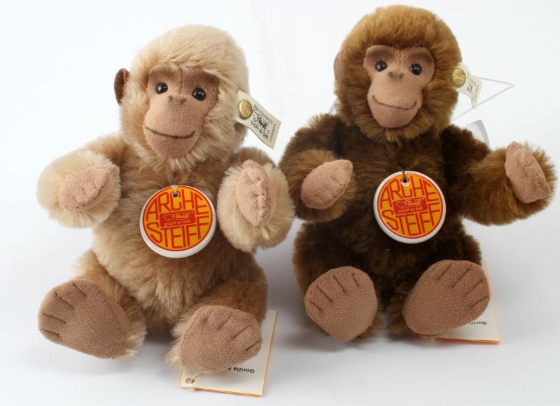 STEIFF ARK GORILLA PAIR IN BOX LIKE NEW W COA: Made in Germany, with tags and original box, this lot includes the Steiff Noah's Ark Gorilla set. Limited edition of 8000 pieces. Includes COA.