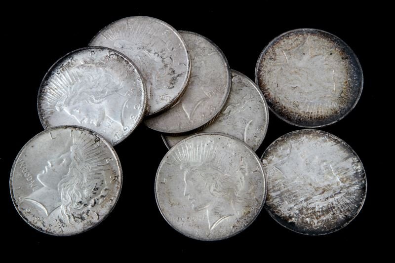 GROUPING OF 8 SILVER PEACE DOLLAR COINS: Grouping of 8 silver peace dollars, mixture of dates of 1922 and 1923.