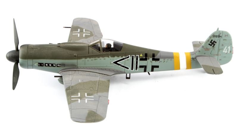 21ST CENTURY TOYS FOCKE-WULF TA 152 1/32 MODEL: A 1/32 scale model by 21st Century Toys. Pre-built with high attention to detail and moveable propeller, sliding canopy, deployable landing gear. Includes a pilot figure. In very good condition.