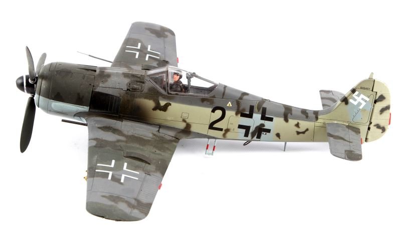 21ST CENTURY TOYS FOCKE-WULF FW 190 1/32 MODEL: Pre-made model crafted with excellent attention do detail. Has rotating propeller, sliding canopy, moving rudder, and deployable landing gear. In very good condition.
