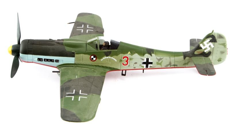 21ST CENTURY TOYS FOCKE-WULF TA 152 1/32 MODEL: A pre-built 1/32 scale model by 21st Century Toys.Made with high attention to detail and moveable propeller, sliding canopy, deployable landing gear. Includes a pilot figure. In very good condition. U