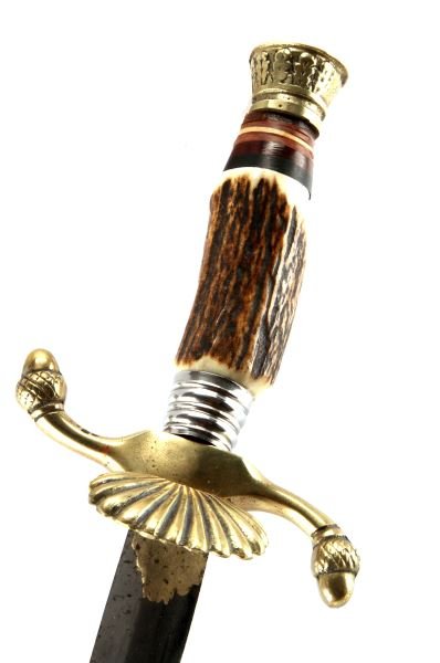 POST WWII GERMAN STAG HORN HANDLE HUNTING KNIFE: A German hunting dagger with a blade design similar to that of Luftwaffe daggers of the Second World War. Brass clamshell crossguard and oak leaf motif pommel and stag horn handle. In very good codnit