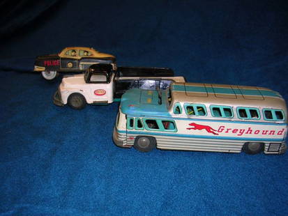 ANTIQUE TOY LOT POLICE CAR GREYHOUND WRECKER LOT: ANTIQUE TOY LOT POLICE CAR GREYHOUND WRECKER LOT OF 3 MODERN TOYS POLICE CAR MINUS 1 REAR WHEEL 5.5"L, BATTERY OPERATED MADE IN JAPAN GREYHOUND BUS 7.5" L, TIN PLATE SSS MADE IN JAPAN WRECKER TRUCK