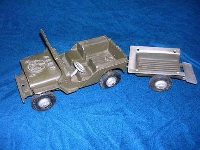 ANTIQUE WWII WILLYS OGLESBY TOY JEEP ALUMINUM: ANTIQUE WWII WILLYS TOY JEEP ALUMINUM TOY WILLYS W TRAILER, OF CAST IRON ALUMINUM NICELY CRAFTED TOY MADE BY OGLESBY, PERU, INDIANA. FOLDING WINDSHIELD, ENGINE UNDER BONNET, OLD RUBBER TIRES OVERALL