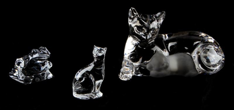 LOT OF THREE CRYSTAL FIGURINES CATS & FROG: Lot of three crystal figurines, including two cat figurines and a frog. The largest figurine in this lot depicts a cat with its kitten in frosted glass. This figure is made by Lenox. Very good conditi
