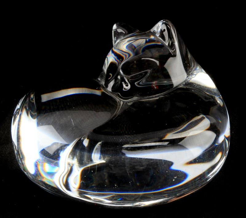 SGNED STEUBEN CRYSTAL CAT PAPERWEIGHT FIGURINE: Signed Steuben crystal cat paperweight. Measures 1.75 inches tall by 2.75 inches wide. Very good condition; no chips or cracks.