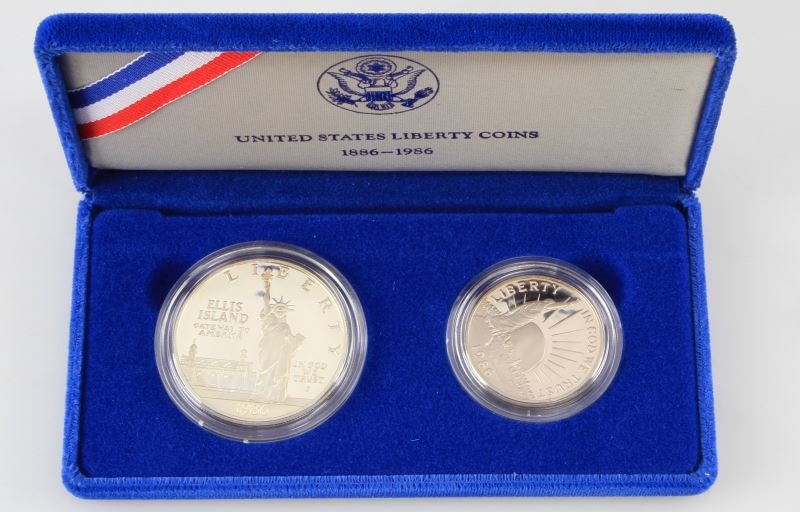 1986 2 COIN SILVER & CN LIBERTY DOLLAR & HALF: Boxed as issued by the U.S. Mint silver dollar and cupro nickel half dollar. Constitution Commemorative set.