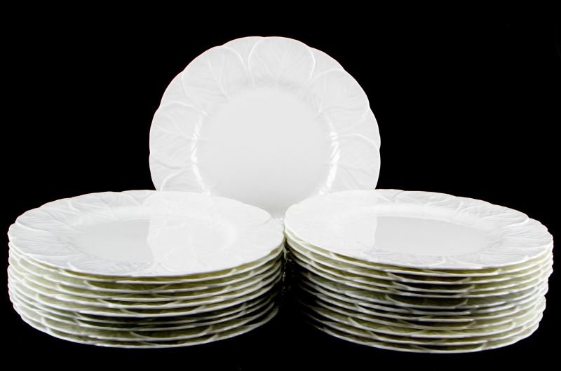 23 VINTAGE COALPORT COUNTRYWARE CHINA DINNER PLATE: 23 pieces total, vintage Coalport bone china dinner plates, Countryware pattern, in very good condition, minimal scuffs and mars from gentle enjoyment, 10 3/4 inches in diameter.