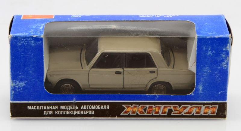 SOVIET LADA VAZ 1/43 SCALE MODEL CAR: In box Soviet-made model car. In very good condition with some paint crackling.