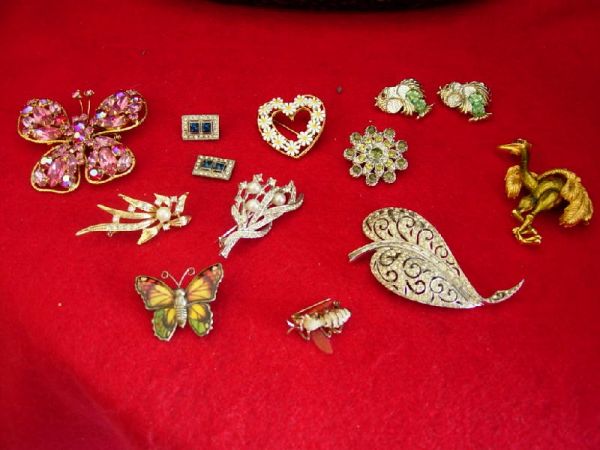 ANTIQUE VINTAGE JEWELRY LOT RHINESTONE FEATHER BRO: ANTIQUE VINTAGE JEWELRY LOT RHINESTONE FEATHER BROACH, 3 RHINESTONE & PEARL BROACHES, PINK STONES BUTTERFLY BROACH, PEARL FRAMED CAMEO, HEART DAISY PIN, EARRINGS, VINTAGE BEE & BUTTERFLY, 2 SAPPHIRE P
