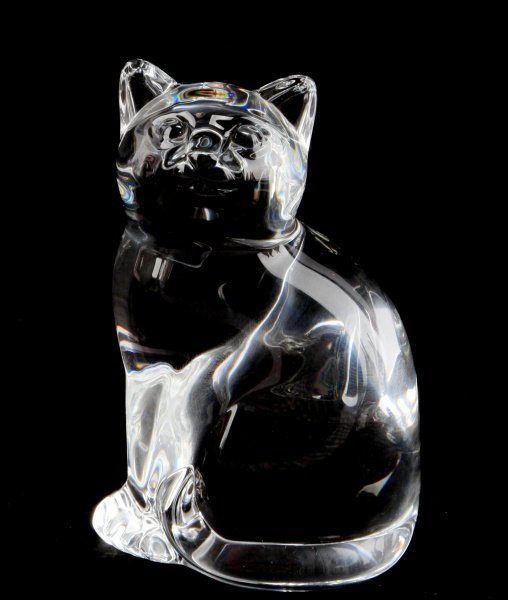 STEUBEN CRYSTAL SITTING CAT FIGURINE: A figure of a sitting cat in crystal by Steuben. Stands 4.5 inches tall. In very good condition. Signed "Steuben" on the bottom.