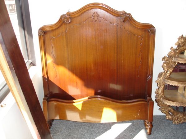 ANTIQUE MAHOGANY TWIN SINGLE BED PAIR: BEAUTIFUL ANTIQUE MAHOGANY TWIN OR SINGLE BED PAIR W CARVED FRAMED OAK LEAF MOTIFF HEADBOARD. COMPLETE W FOOTBOARD AND SIDE RAILS. GOOD CONDITION 49"H 41"W