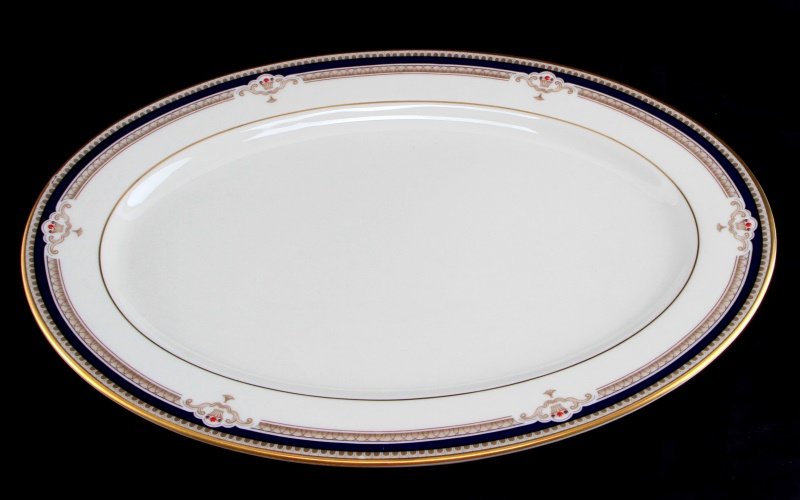 OVAL SERVING PLATTER LENOX BUCHANAN CHINA: 16" oval serving platter from the Lenox Presidential collection. This pattern is the Lenox Buchanan pattern and features a cobalt trim with gilding. Discontinued pattern. Items are in very good condit