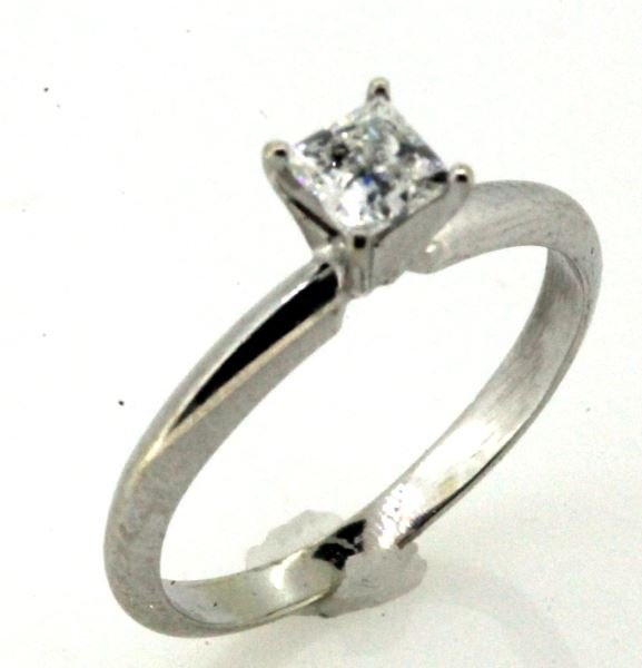 LADIES 14KT WG SOLITAIRE W/ 1/3CT PRINCESS CUT DIA: 14kt white gold solitaire ring setting, with approximate 1/3 carat princess cut diamond, G-H/VS2, with good make. This is a very pretty stone. In very good condition.This lot has a reserve.