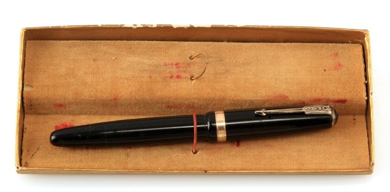 VINTAGE PARKER VACUMATIC FOUNTAIN PEN WITH BOX: A post 1942-Parker Vacumatic fountain pen in black. Has a plastic filler plunge, gild filler nib and a golden ring on the cap. Includes original box. In very good condition except for a broken nib tip