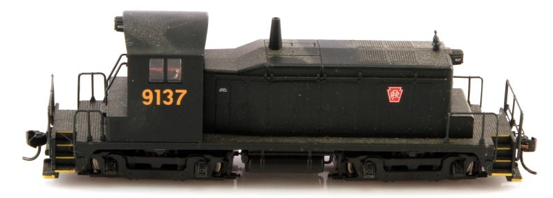 WALTHERS PRR/PENNSYLVANIA RAILROAD #9137 HO SCALE: An HO scale PRR Pennsylvania Railroad diesel puller in dark green. In very good condition. No box included. Measures 6 inches long. This lot has a reserve.