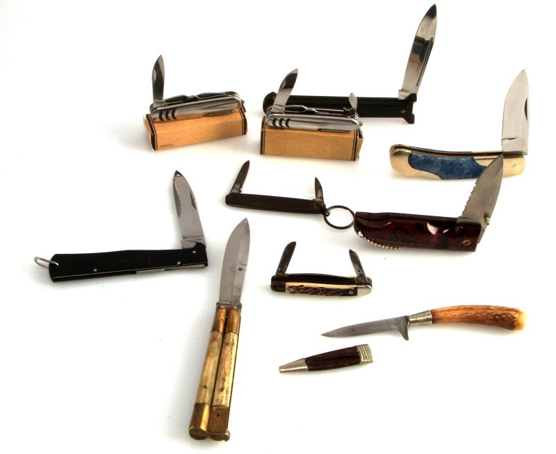 LOT OF TEN FOLDING AND FIXED BLADE KNIVES: Lot of ten folding and fixed blade knives. Two Swiss Army type knives of the Big Bend American Lung Association. Both new in box. One Antler handle fixed blade knife with a leather blade sleeve. Item