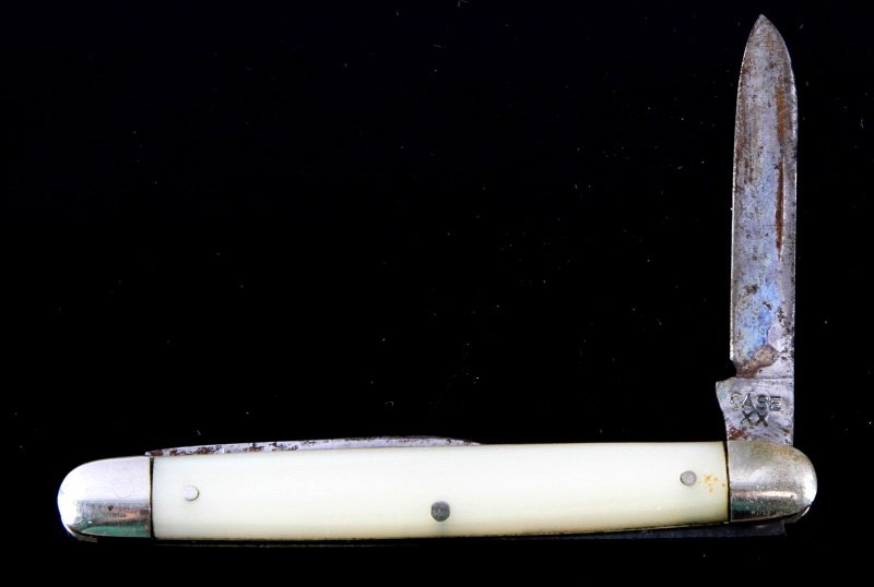 VINTAGE CASE 9201 MOTHER OF PEARL POCKETKNIFE: Vintage Case XX 9201 two-blade mother of pearl adorned grooved pocket knife; primary blade measure 1.5'', secondary blade measures 1'', closed knife measures 2 3/4'' in length. Item is in good conditi