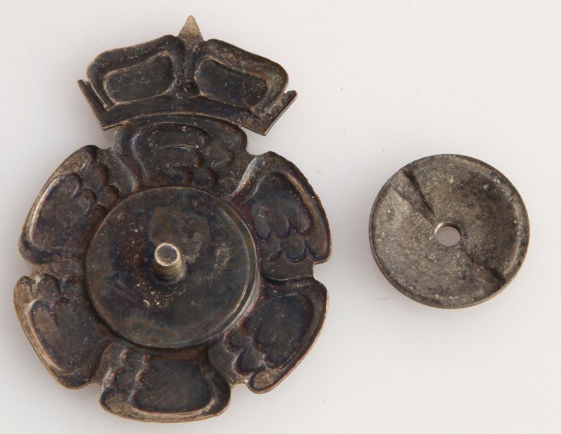 GERMAN FINLAND WWII COMBAT BATTLE BREAST BADGE: German Finland World War II Combat Battle breast Badge. Measures 1-13/16" wide by 2-7/16" tall. Has a screw mount post and nut on the reverse side. One piece nickel construction with enamel. Item has 