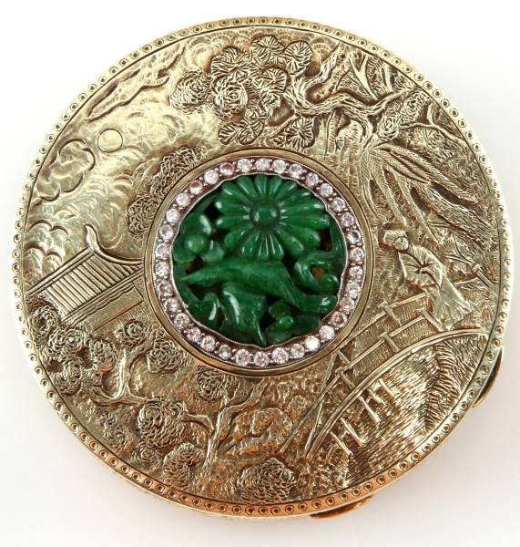 GT MARSH & CO. 14K GOLD JADE & DIAMOND TRINKET BOX: A 14k yellow gold trinket box made by G.T. Marsh & Co.. The lid is decorated with an Eastern landscape with architecture and a robed man. The center of the lid is fitted with a carved jade chrysanthem