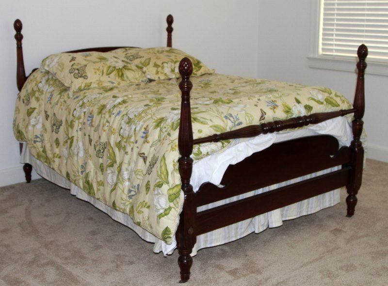 4 POSTER MAHOGANY FULL SIZE BED PINEAPPLE FINIAL: 1950's Full size Mahogany Four Poster bed. Pineapple finial, smooth curves, spool like posts, very good condition. Measures 48 inches tall at headboard and 44 inches tall at footboard. Off-site locati