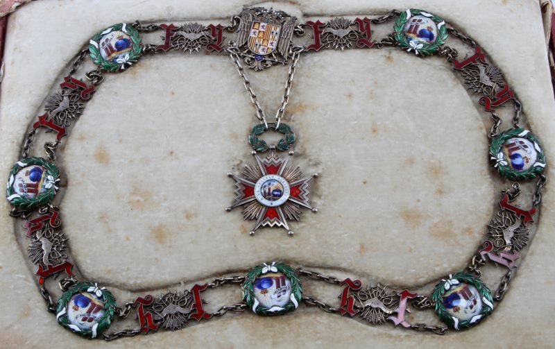 SPANISH ORDER OF ISABELLA THE CATHOLIC W/ COLLAR: A Spanish Orden de Isabel la Catolica (Order of Isabella the Catholic) medal with collar and case. The medal is made of enameled silver with " A la lealtad acrisolada" (to pure loyalty) on the obverse