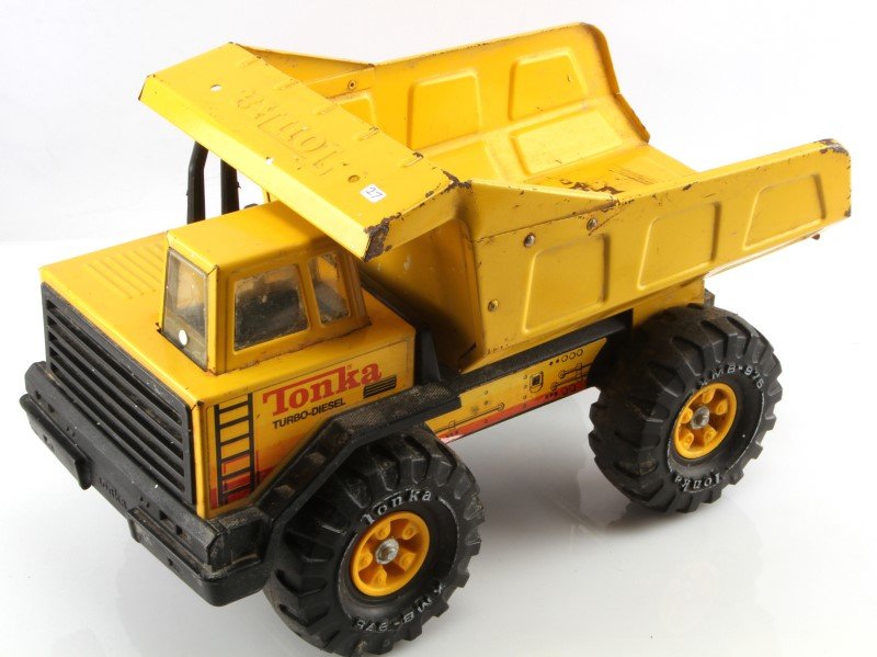 VINTAGE TONKA TURBO DIESEL XMB-975 STEEL DUMPTRUCK: Vintage yellow Tonka turbo diesel steel dump truck toy model XMB-975 with plastic tires/wheels; 1/24 scale. Item is in very good condition with no signs of damage beyond expected signs of aging, patin