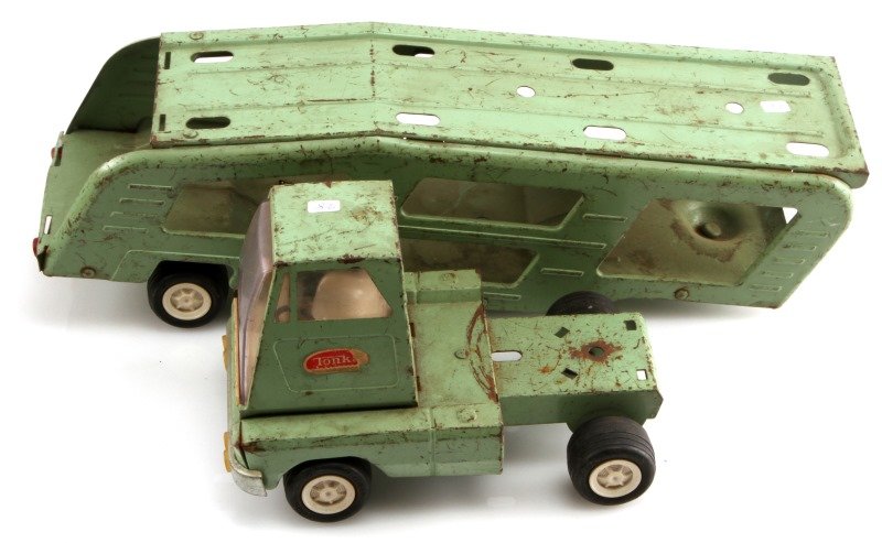 18'' LONG VINTAGE TONKA STEEL TOWING CAR + TRAILER: 18 inch long vintage steel Tonka Toy, for carrying other toy cars. This scarce vintage item is in excellent condition considering age with expected signs of wear including minor paint chipping and pat