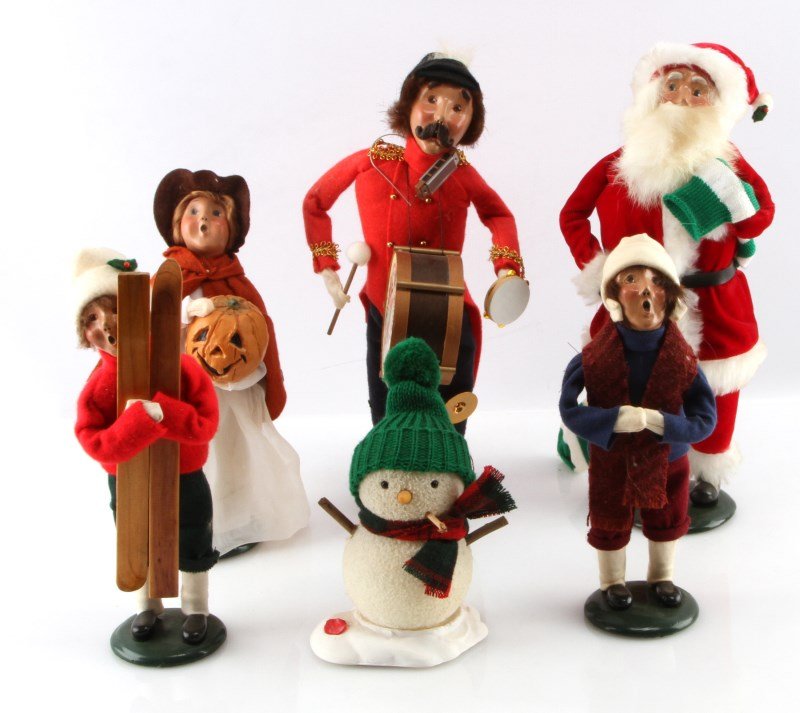 LOT OF SIX BYERS CHOICE THE CAROLERS DOLLS: Lot of six Byers Choice The Carolers Dolls. One 1997 Carolers snowman. One 1997 Caroler boy with skis. One 1996 Caroler boy with scarf. One 1994 Santa Claus. One 1997 Carolers drummer. One Carolers wi