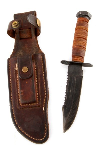 VIETNAM ERA PILOT SURVIVAL KNIFE & SCABBARD: Loose cross guard, no whet stone, the pommel is stamped USM.