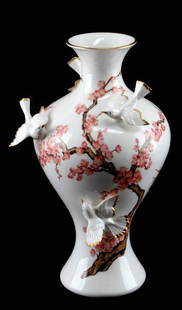 VASE OF THE EMPERORS NIGHTINGALE FRANKLIN MINT '90: One "Vase of the Emperor's Nightingale", by Toshiharu Kitagawa, 1990 The Franklin Mint. Item is virtually undamaged and without wear, there are no chips, cracks, or scratches on the item, it appears a