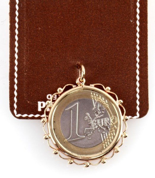 2015 VATICAN 1 EURO COIN IN 9K GOLD CHARM FRAME: A 2015 R 1 Euro coin featuring Pope Benedict XVI. The coin is placed in a 9k gold charm frame. Includes original sale card. Has English gold hallmarks on rear rim. Weighs 10.0 grams. Weight: DB