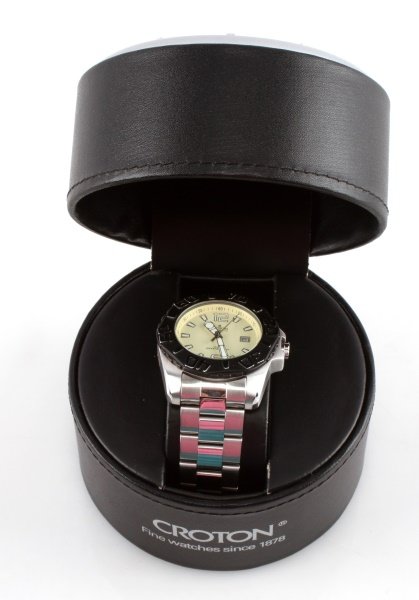 CROTON AQUAMATIC MEN'S DIVER WATCH: A Croton Aquamatic diver's watch, reference # CA301192. Equipped with a quartz movement, unidirectional rotating bezel, date display and a locking crown. Includes extra links and original leather case