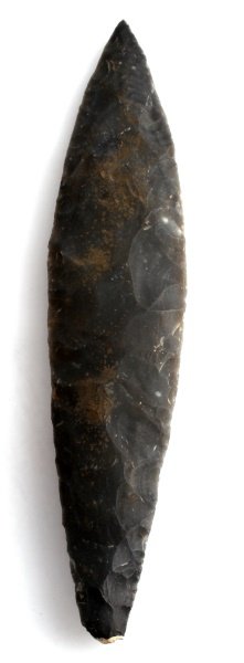 MAYAN BELIZE MACRO BLADE KNIFE ARROWHEAD POINT: Large knife blade from the New River region, Belize. Recovered from a Louisiana estate prior to 1950. Rich blue grey chert with mineral deposits. Broad flaking with some edge work, sharp tip point. We