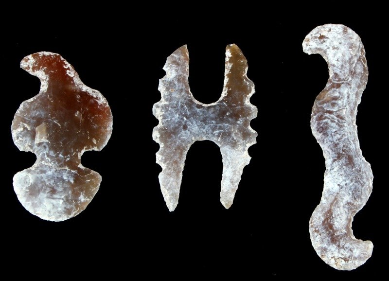 3 MAYAN BELIZE ECCENTRIC LITHIC BLADES ZOOMORPHIC: From the New River region found prior to 1950, from an old Louisiana collection size ranging from 3 to 4.5 inches. All items a re as described or your money will be refunded.