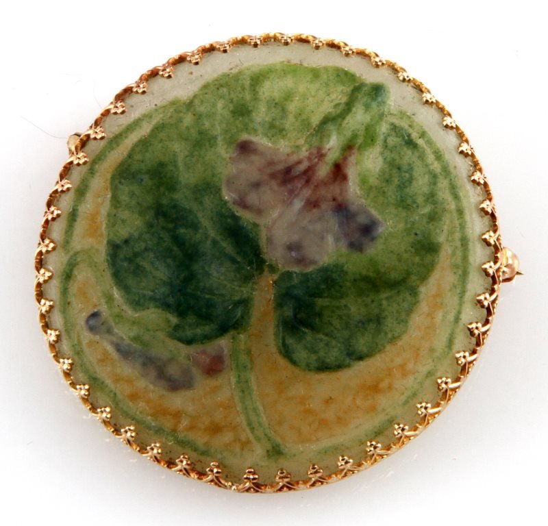 ARGY ROUSSEAU PATE DE VERRE ART GLASS BROOCH: In a 14 KT mount, water Lilly art deco BroochThis lot has a reserve.