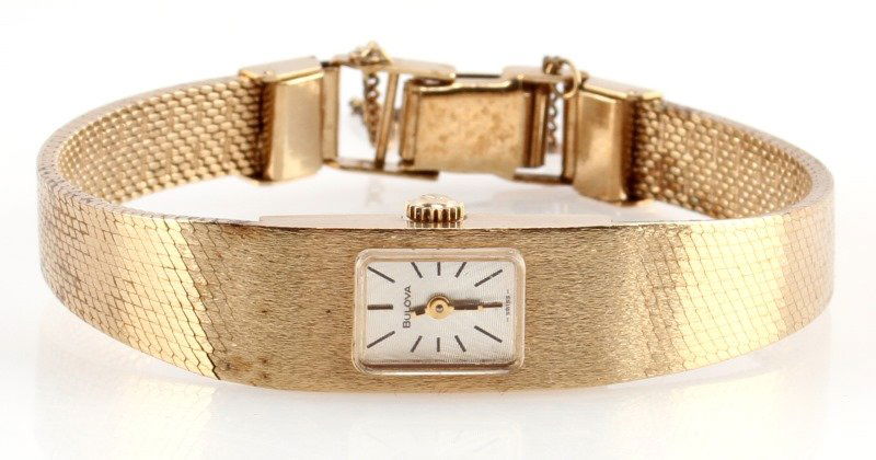 BULOVA LADIE'S SWISS 17 JEWEL MOVEMENT WRISTWATCH: A 1970s Bulova ladies wrist watch equipped with a 17 jewel calibre 3AK mechanical movement. Runs well and keeps accurate time. Case and bracelet are in very good condition.